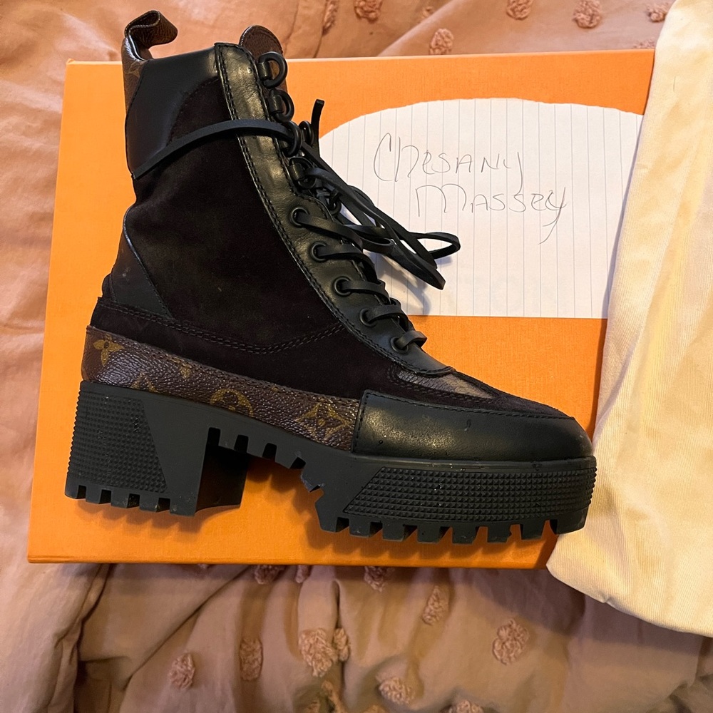 I’m selling my boots worn once i need a bigger size
